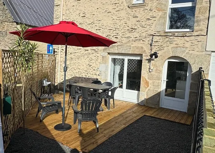 Petite Maison En Pierre Au Pied De La Voie Verte